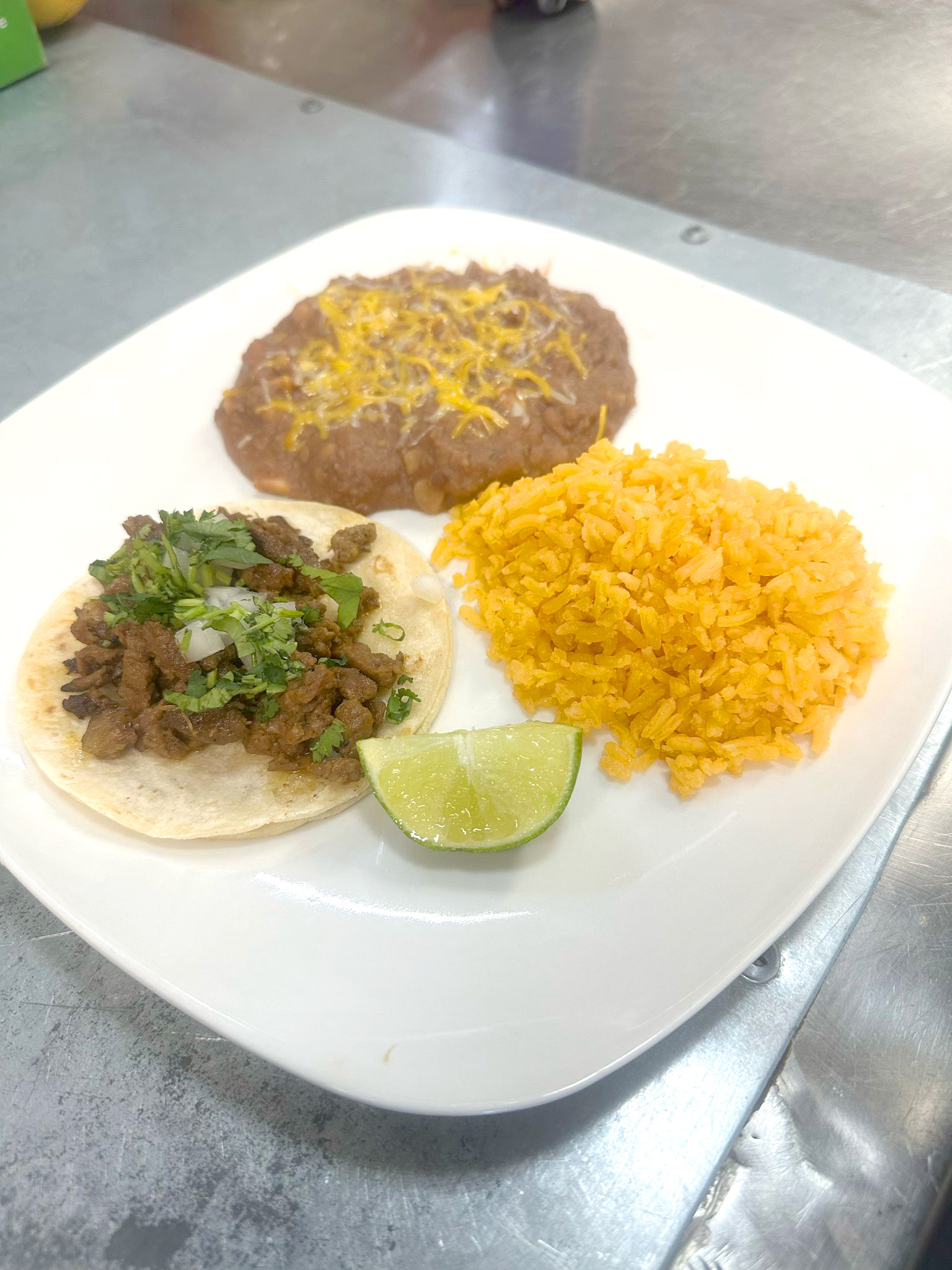 Taco con arroz y frijoles